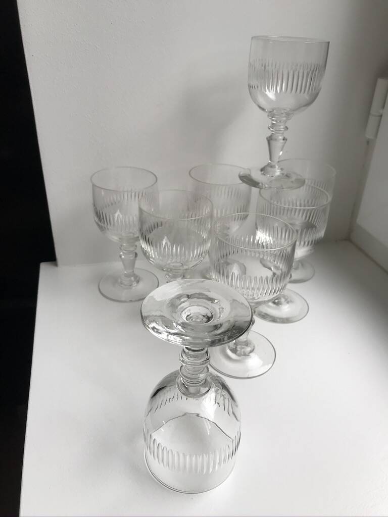 Ensemble de 8 verres à pied en verre moulé années 30 début XXème