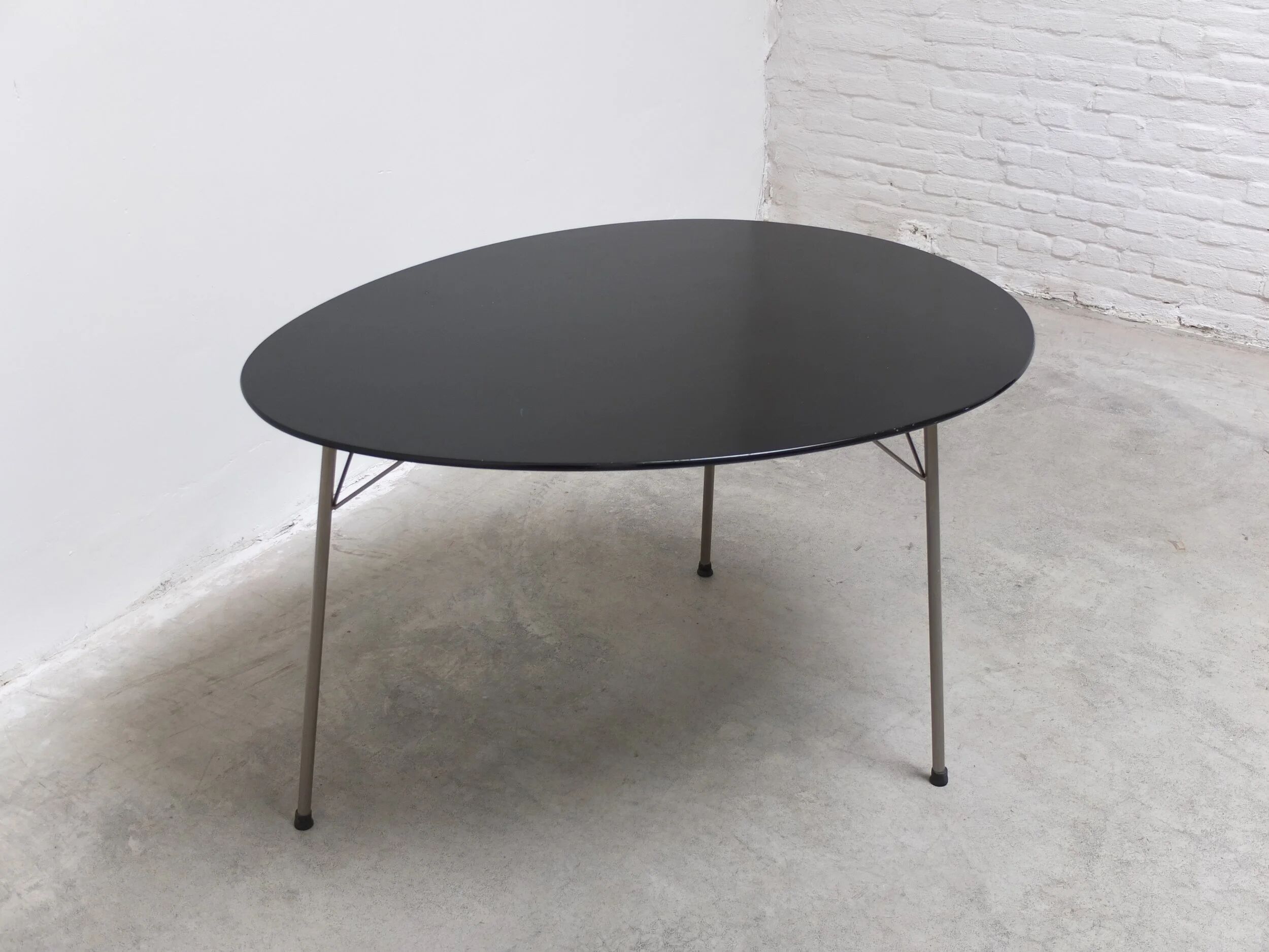 Rare 'Egg' table by Arne Jacobsen for Fritz Hansen, 1952