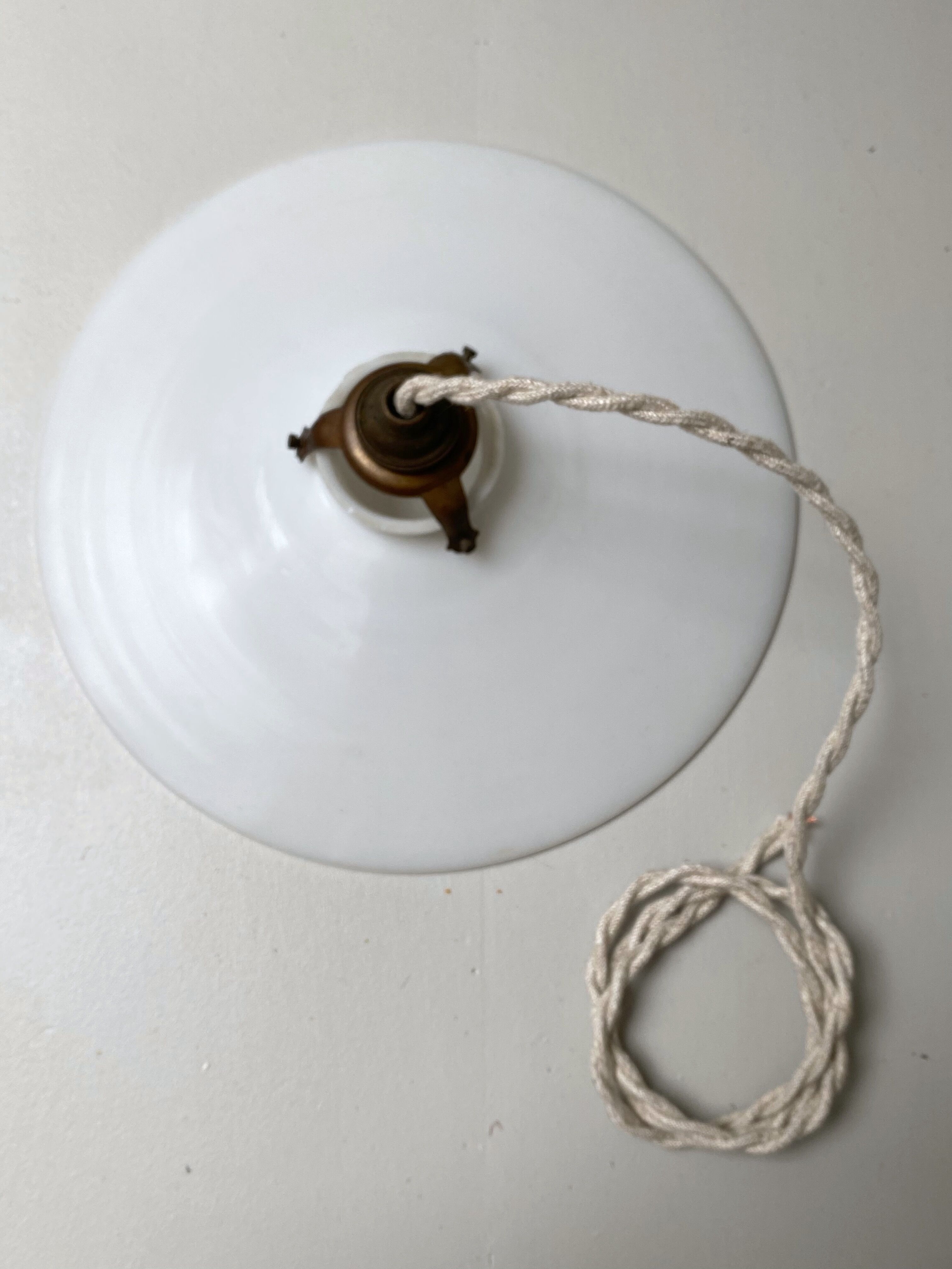 White opaline suspension