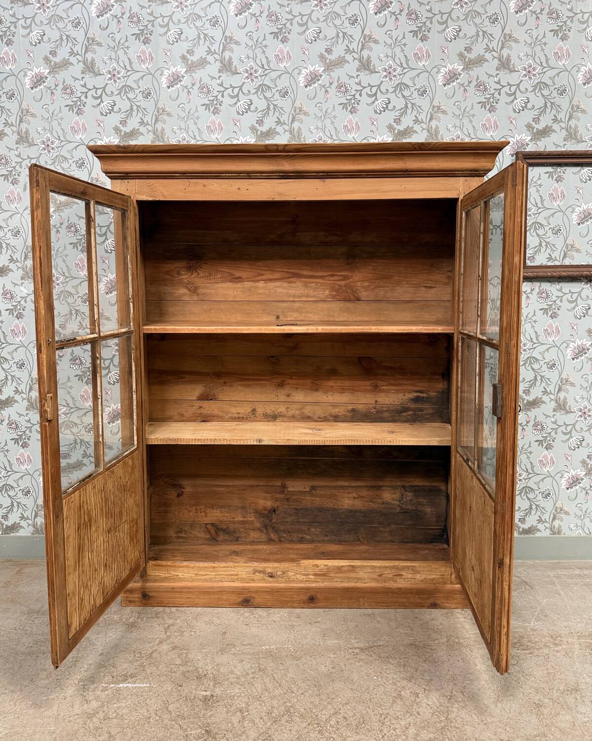 Chic display cabinet in pine (renovated)