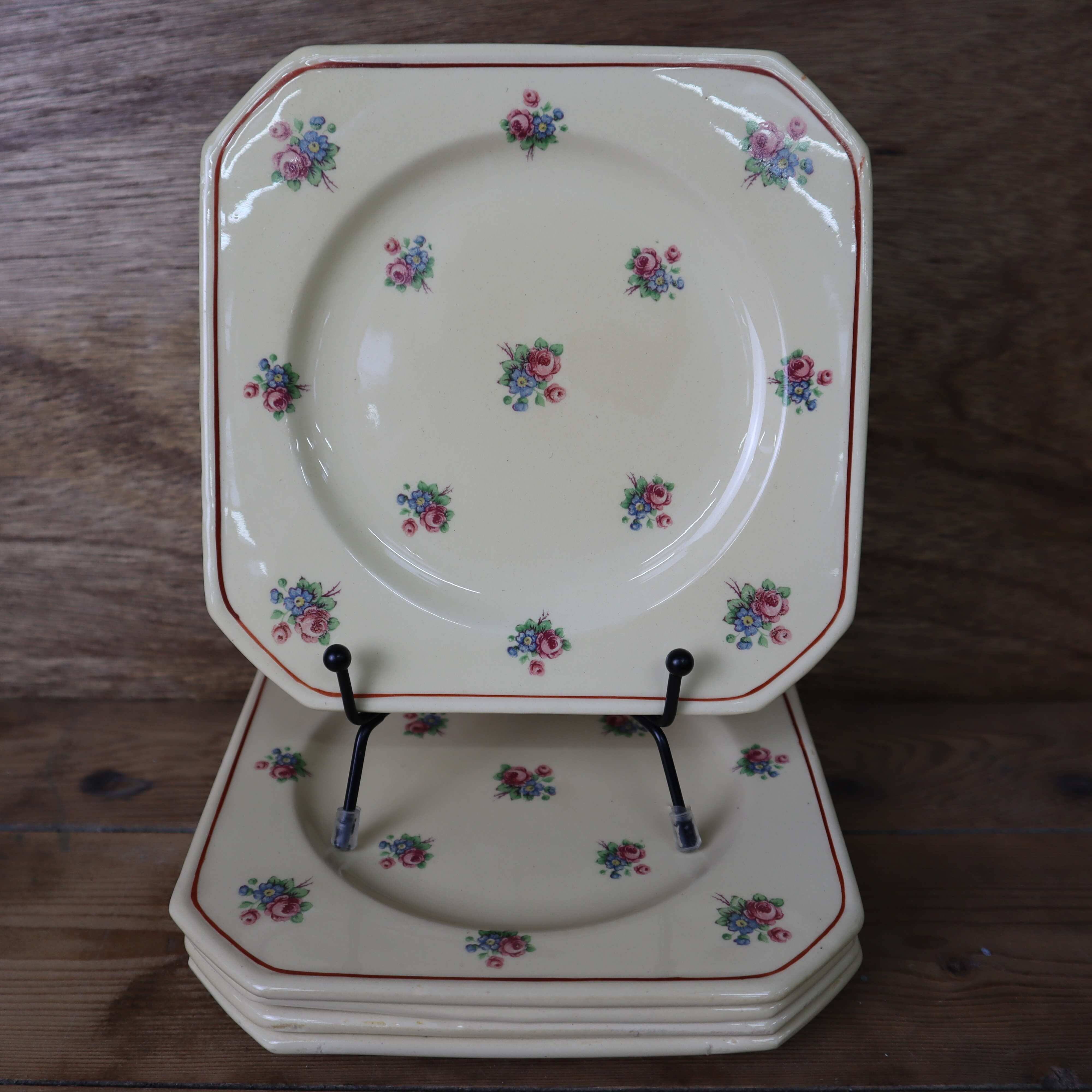 5 square dessert plates decorated with small flowers Moulin des Loups