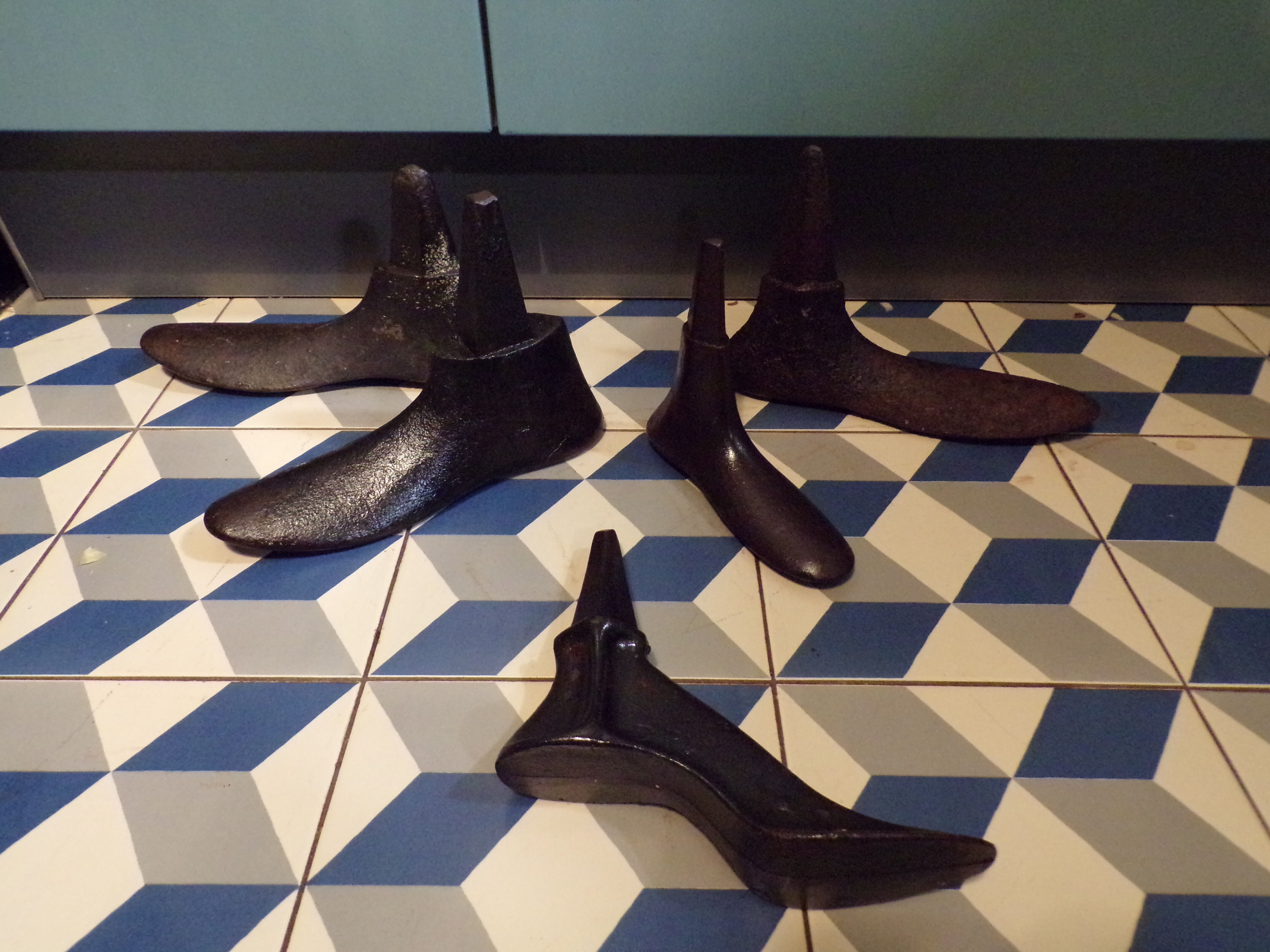 5-foot vintage shoemaker set