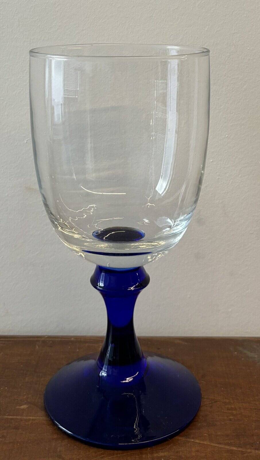 Vase sur pied en verre bleu