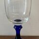 Vase sur pied en verre bleu