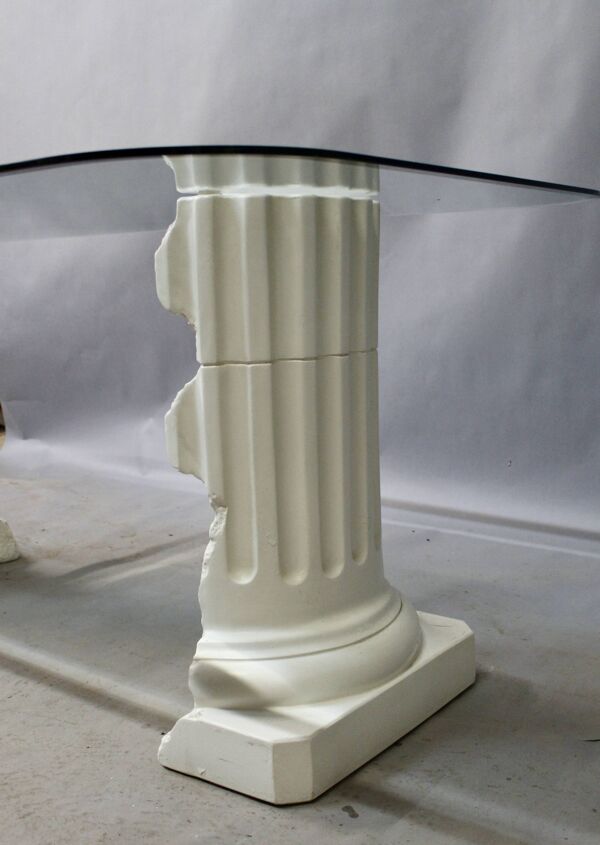 Table dessus verre à piètement colonnes grecques