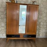 Two-tone compass foot wardrobe