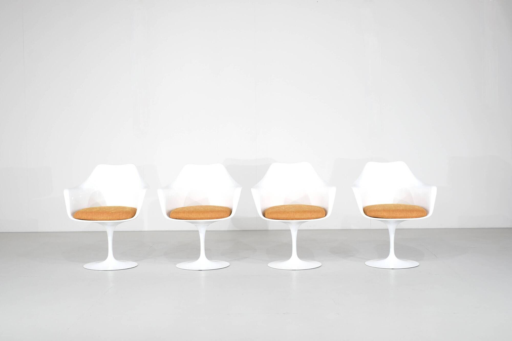 Set of 4 Tulip armchairs by Eero Saarinen for Knoll International - 1960s