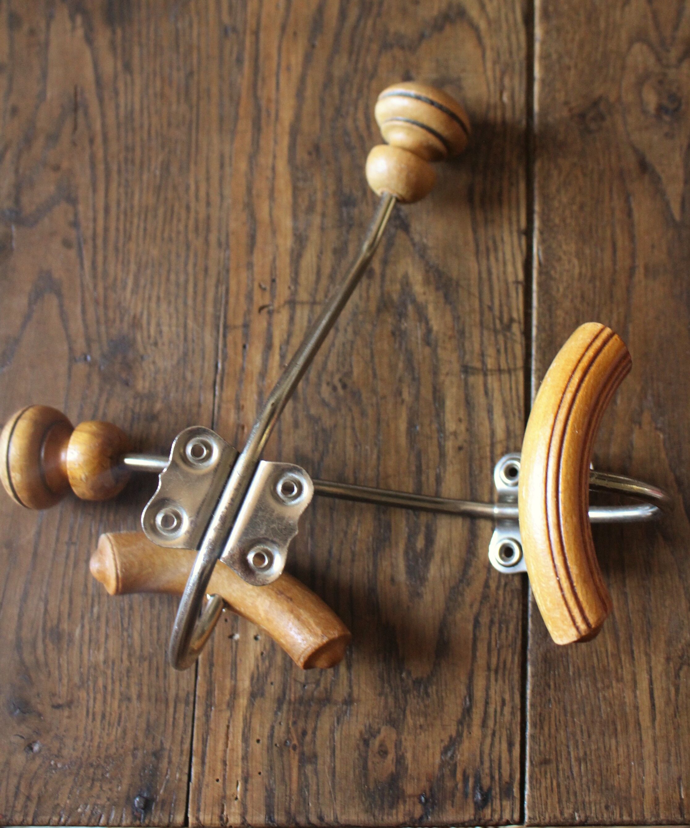 Pair butterfly hooks locust ball wood