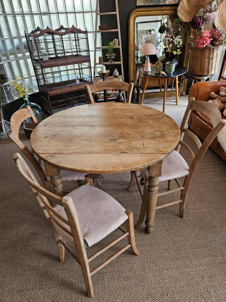 Country table and chairs