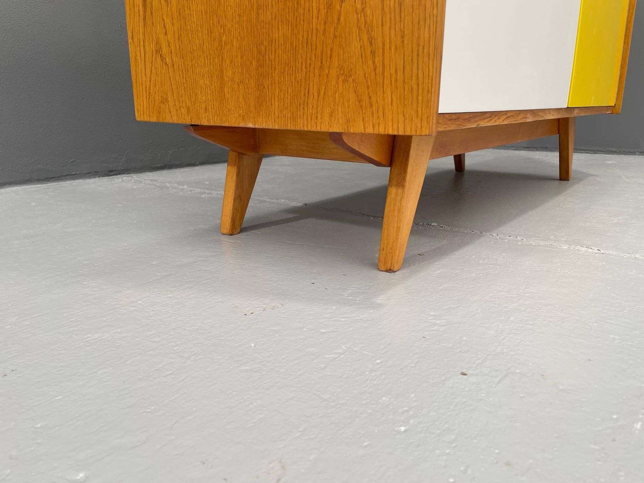Armoire U-450 en placage de chêne, variante jaune et blanc, Jiří Jiroutek pour Inte