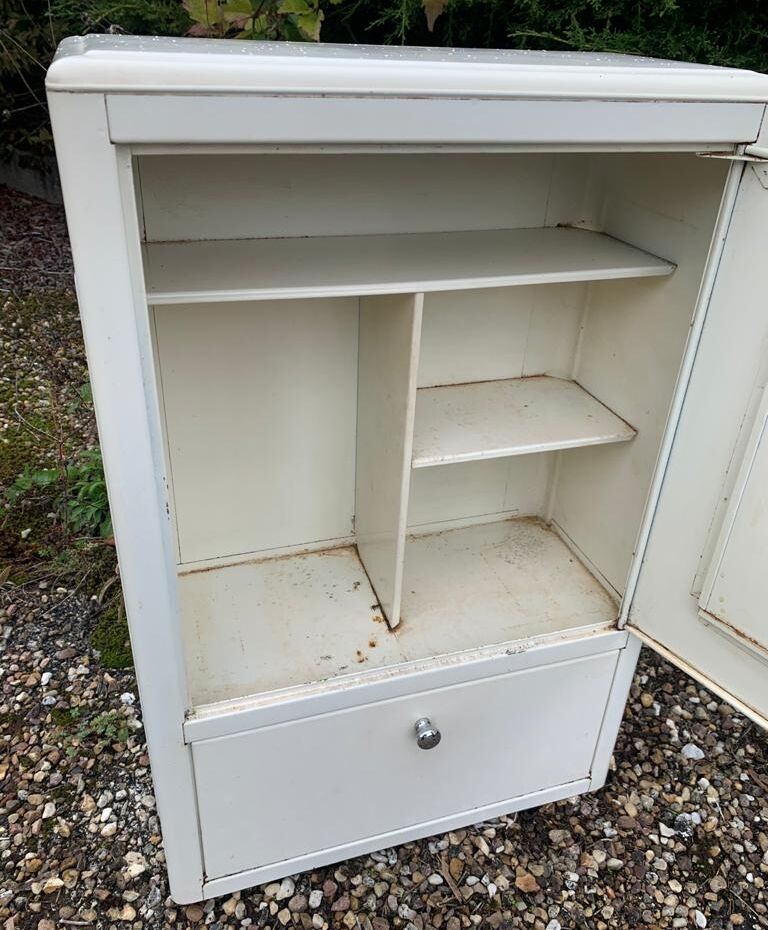 Pharmacy cabinet