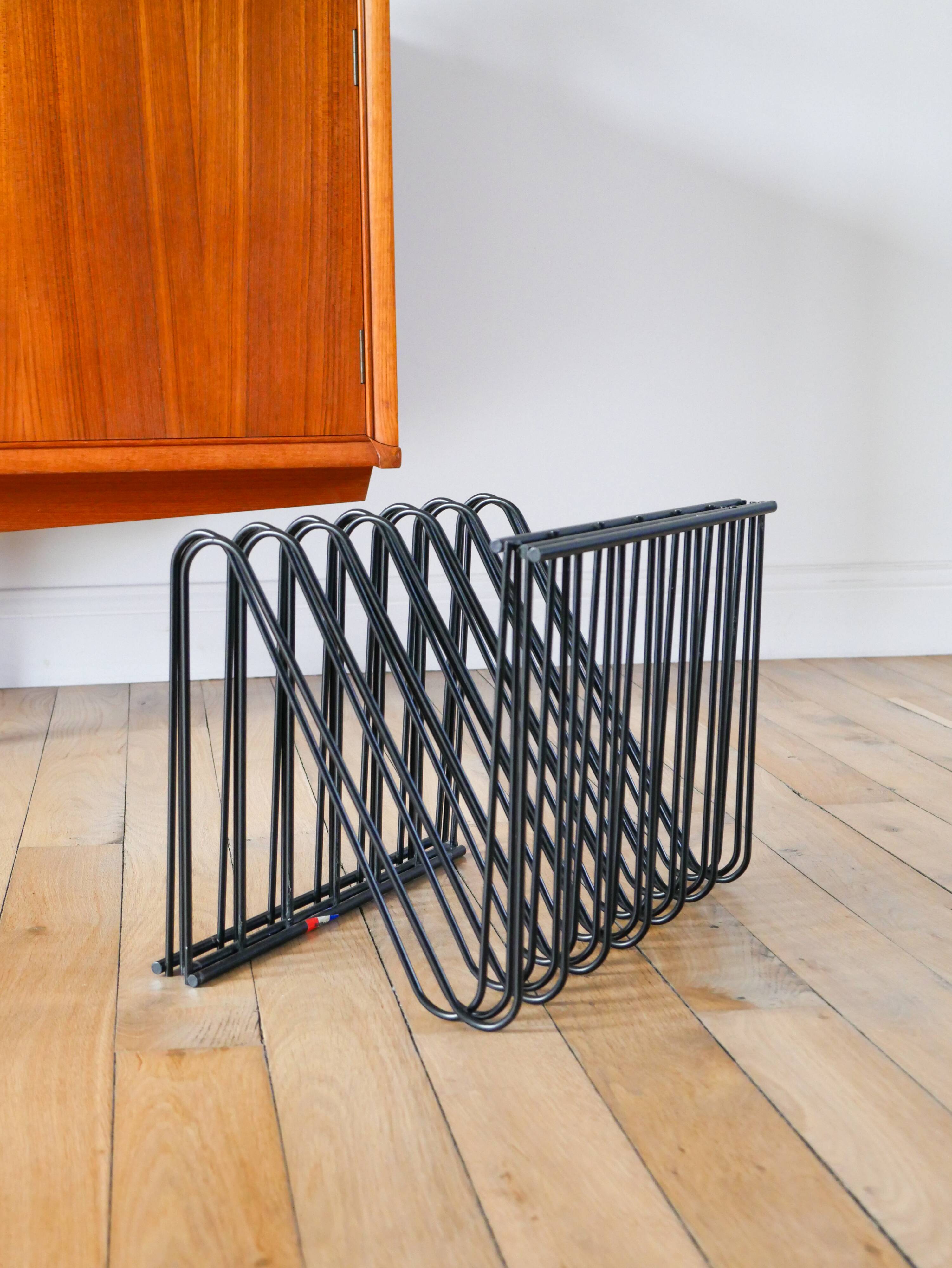 Black metal magazine rack Design attributed to François Arnal for Atelier A Made in France 1970