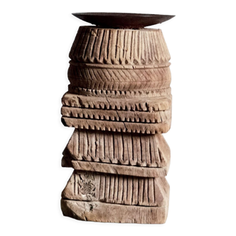 Bougeoir en bois clair sculpté