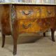Commode galbée de style Louis XV en marqueterie