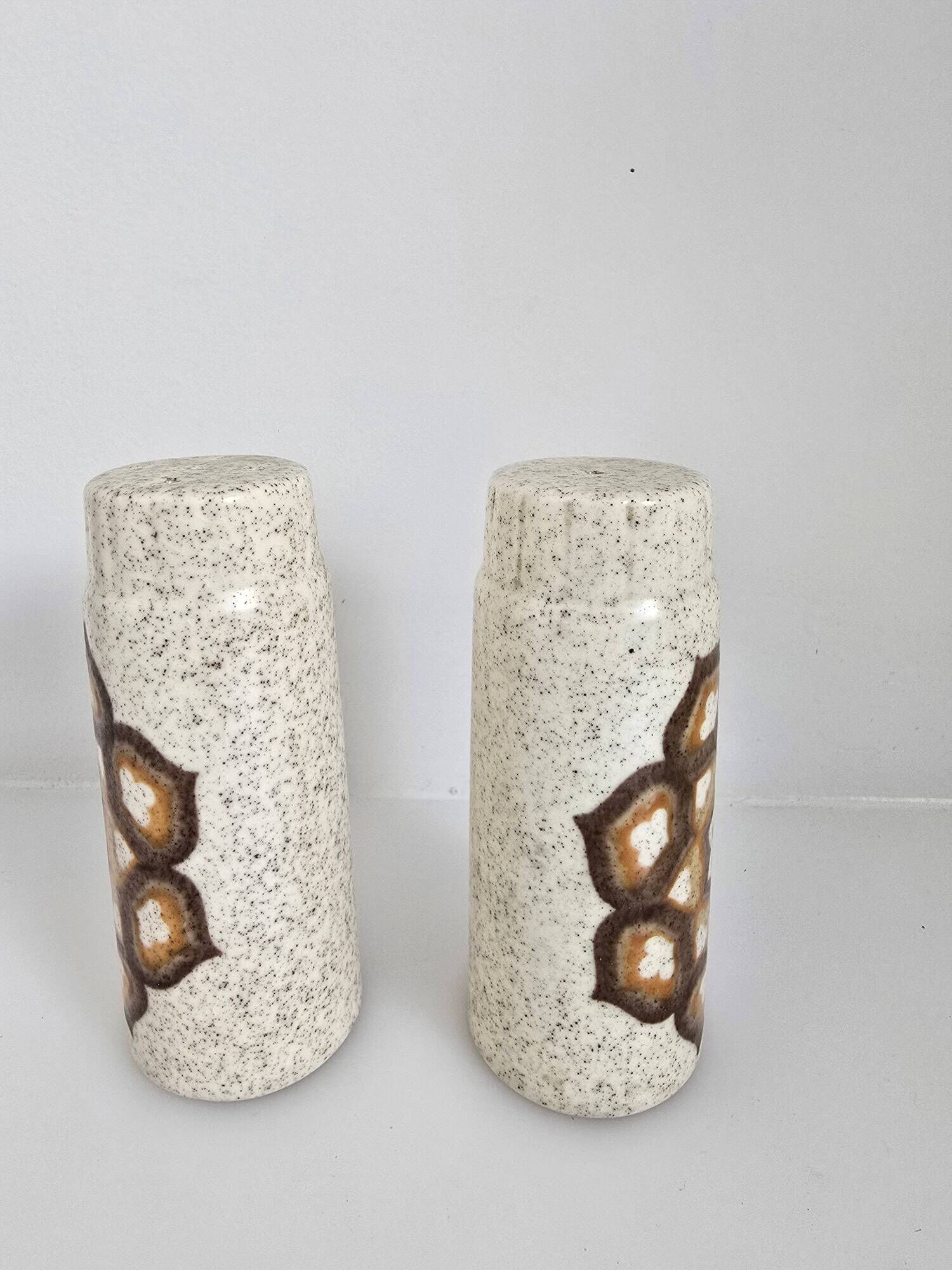 Pair of Royal Worcester Palissy salt and pepper shakers, Kalabar, 1970s.