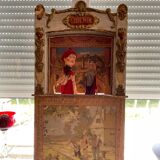 Théâtre de guignol et 2 marionnettes
