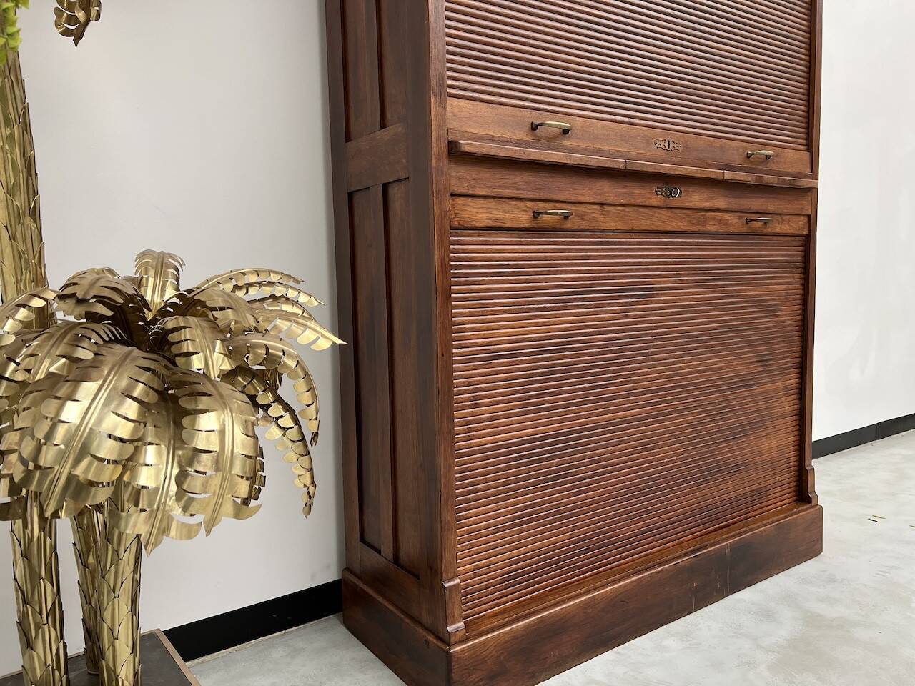 Armoire à rideaux en chêne massif, circa 1930