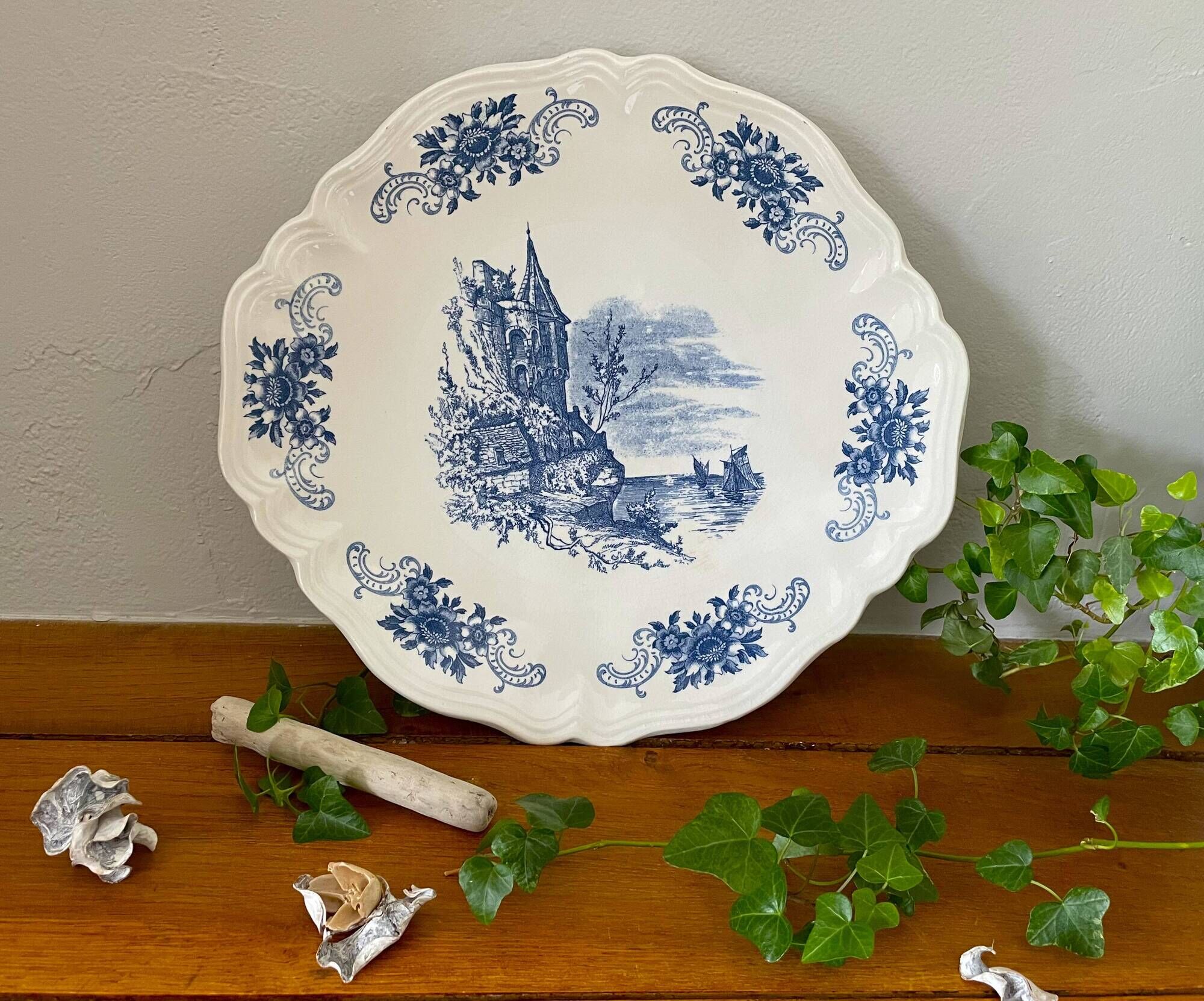 Antique pie dish in Sarreguemines faience.