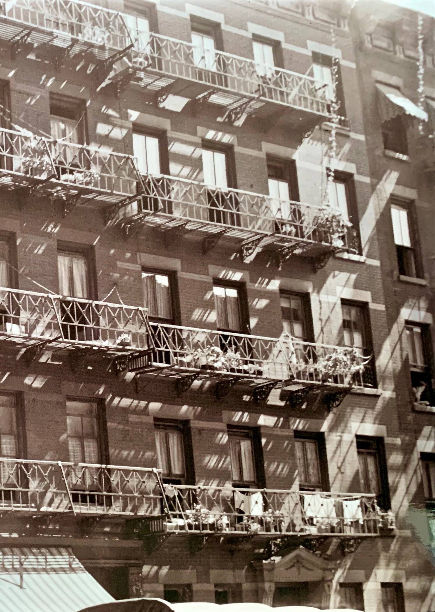 Typical urban façade of 1930s New York — The soul of old Manhattan