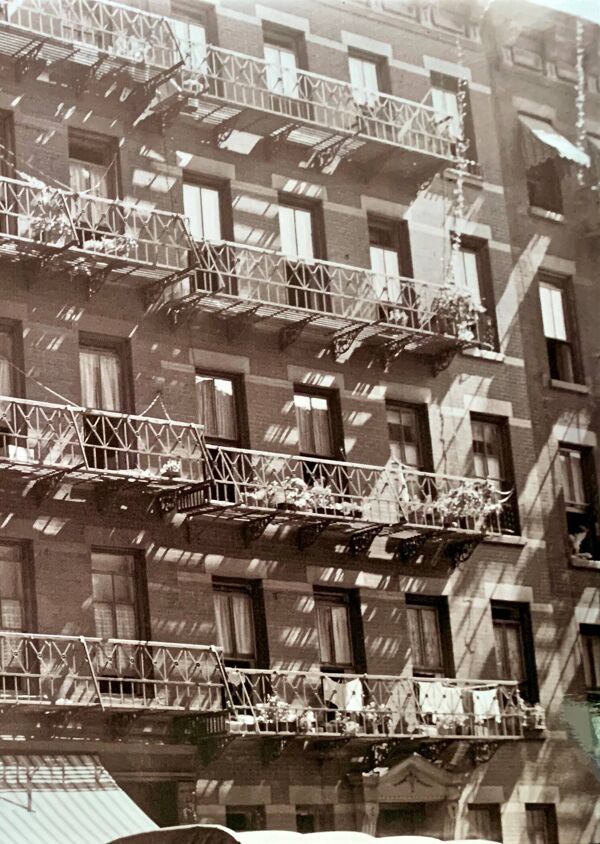 Façade typique urbaine du New York, années 30 — L'âme du vieux Manhattan
