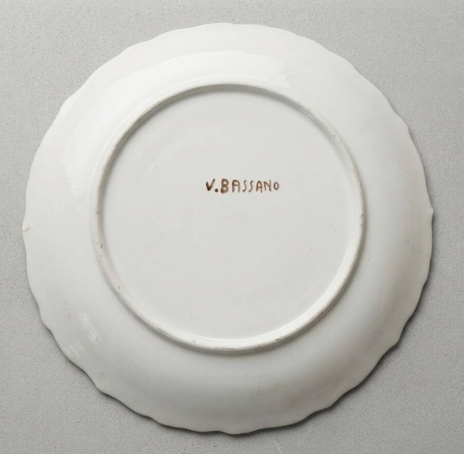 Large presentation plate in Italian art ceramic, V. Bassano