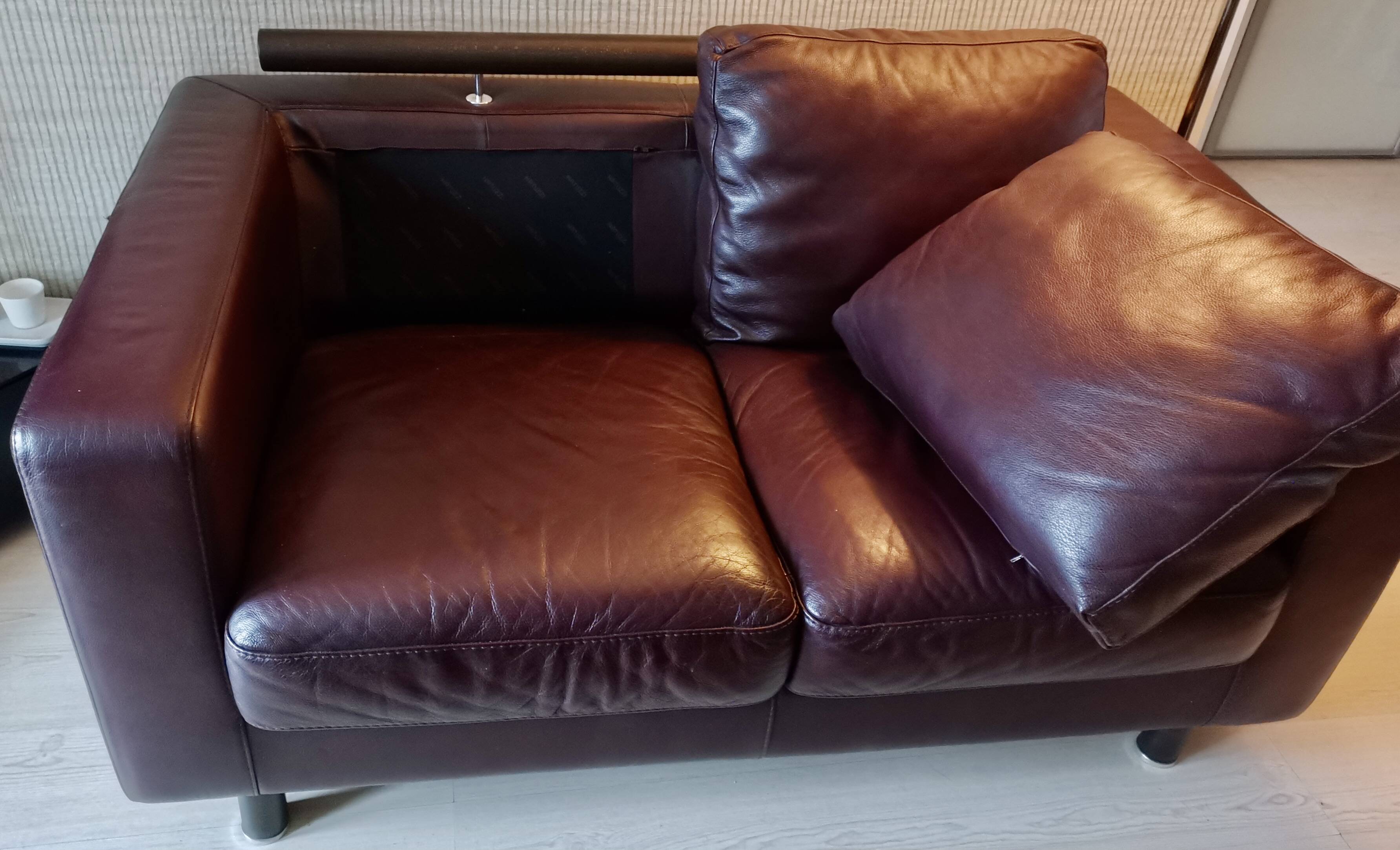 1 LOT of 2 leather sofas (1 three-seater & 1 two-seater)
