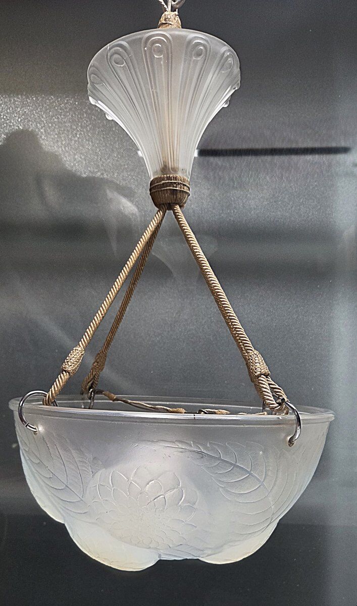 René Lalique, pendant light, opalescent chandelier, "Dahlias", signed, excellent condition.