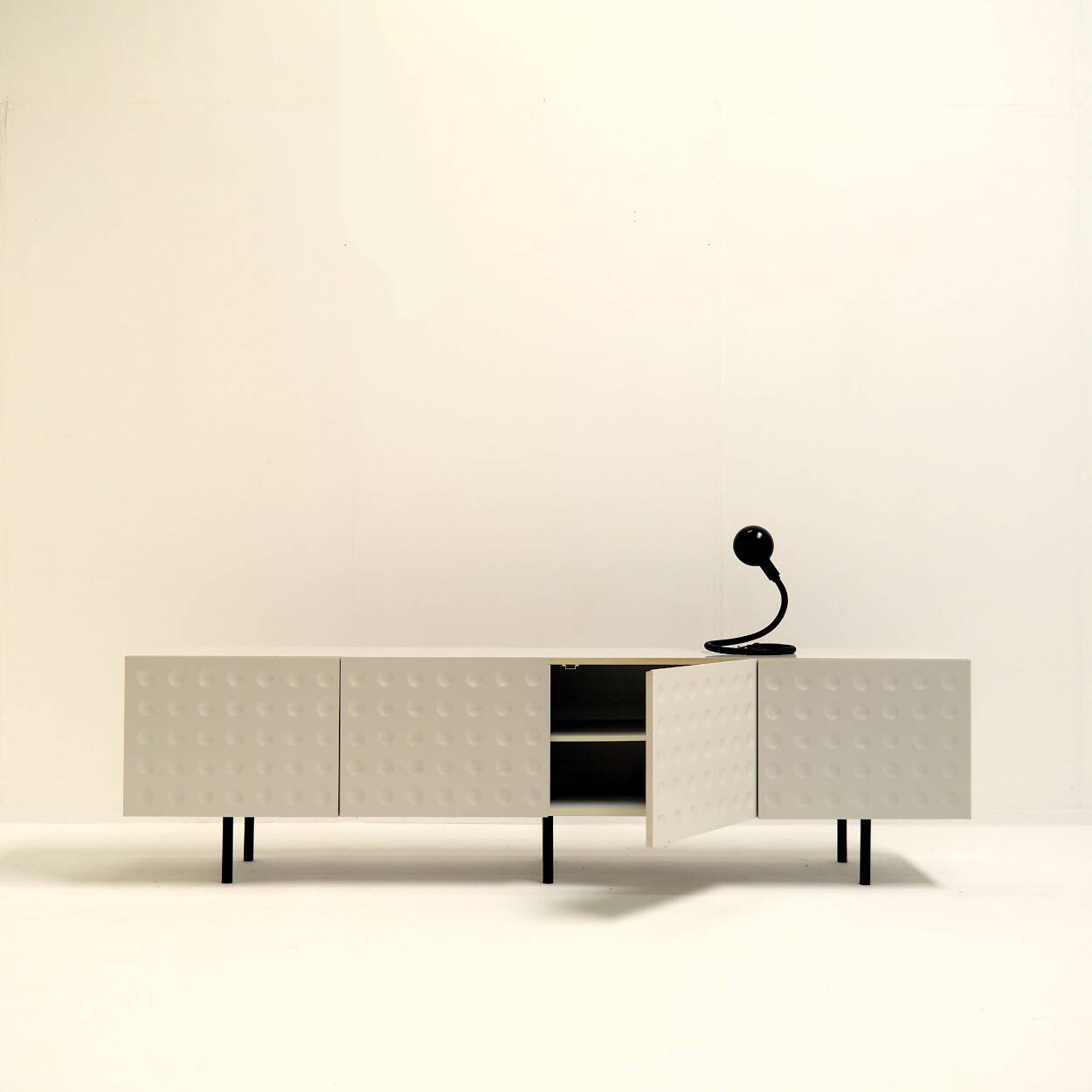 Buffet vintage avec de belles portes graphiques