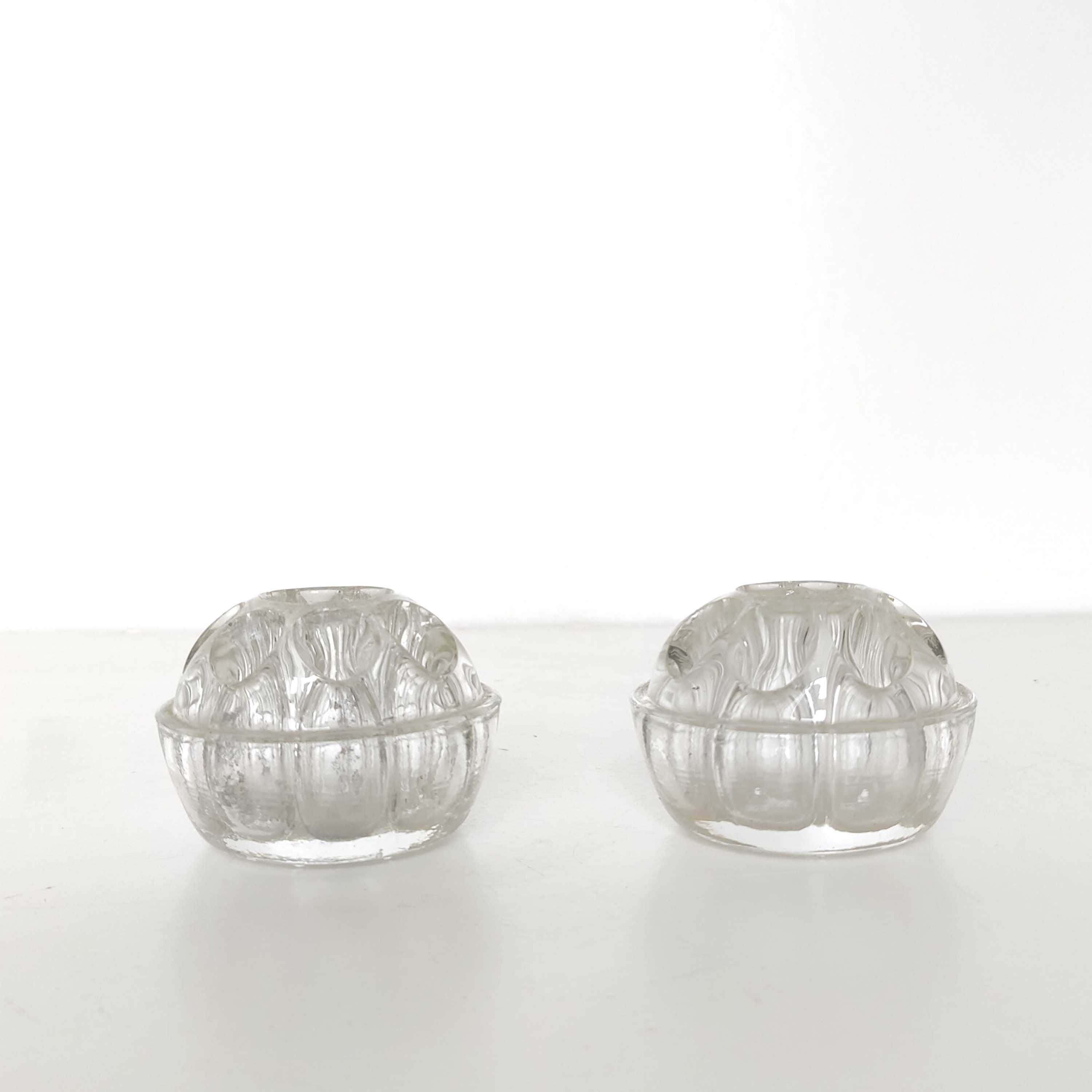 Lot deux vases piques fleurs en verre