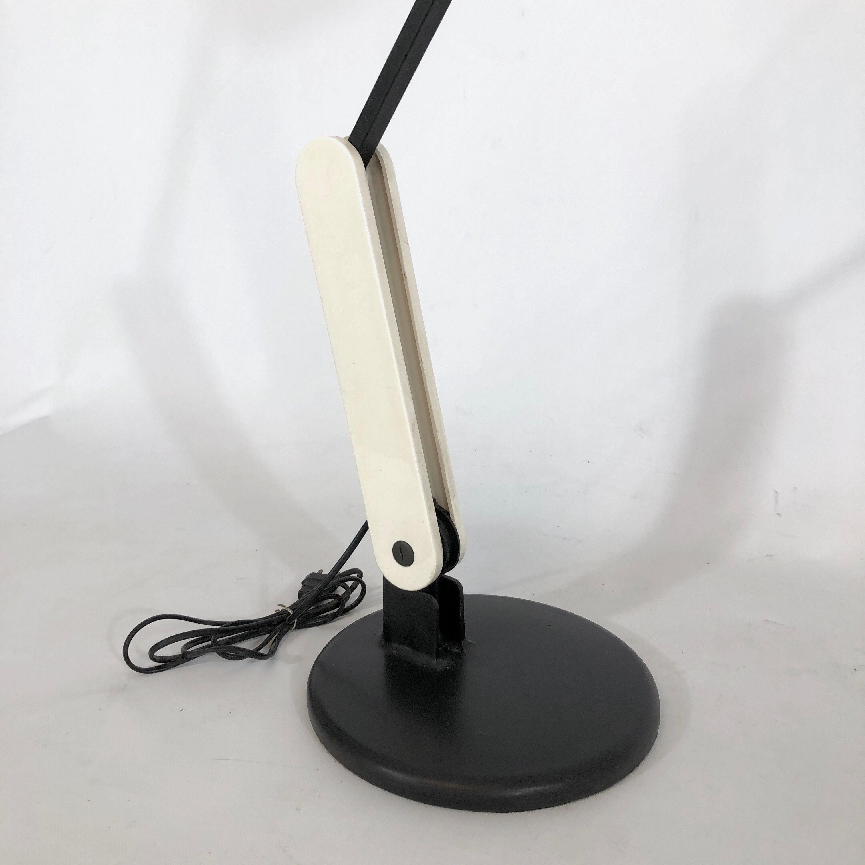 Articulated white table lamp from 70s Harvey Guzzini
