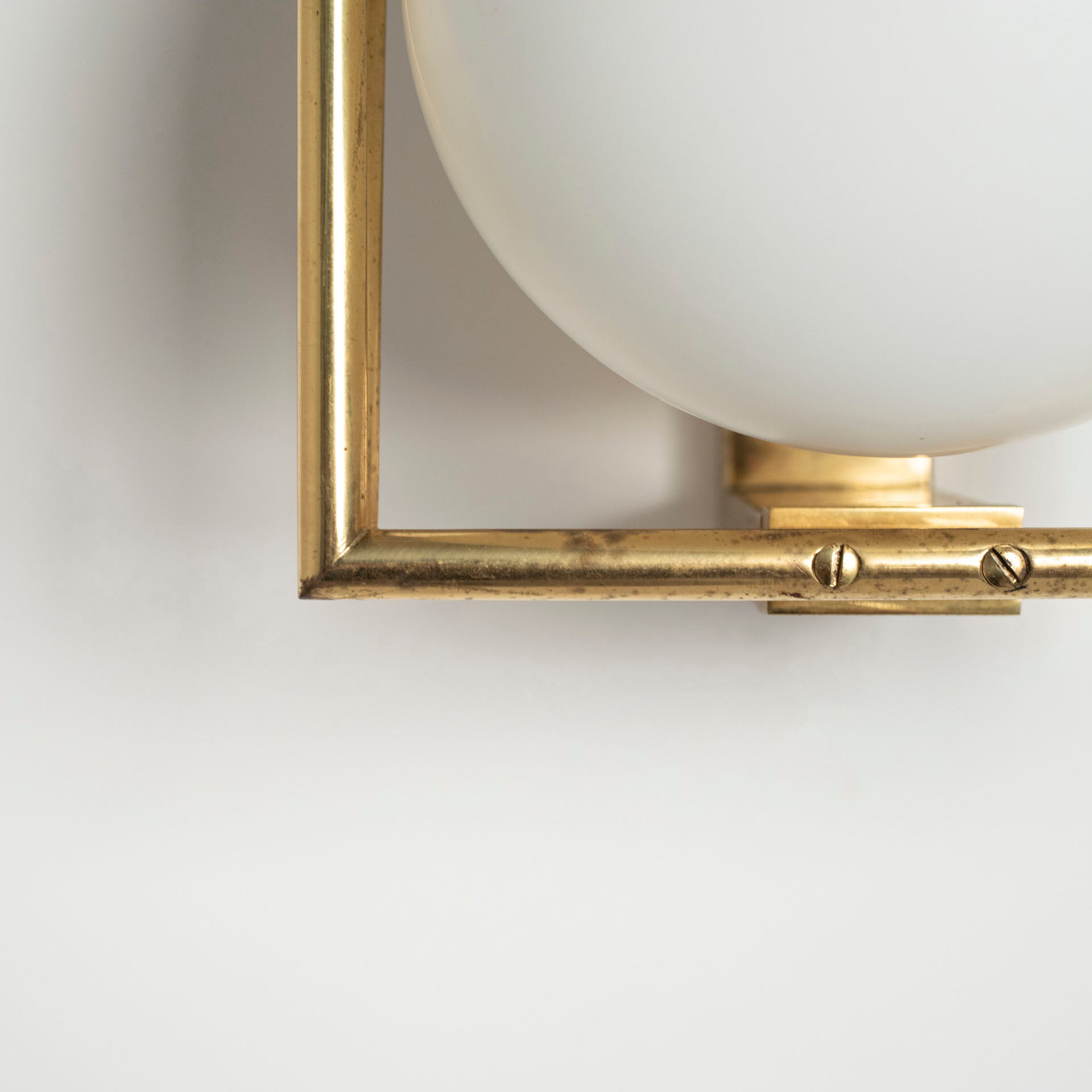 1970s wall lamp / sconce in brass and opaline glass, Italy