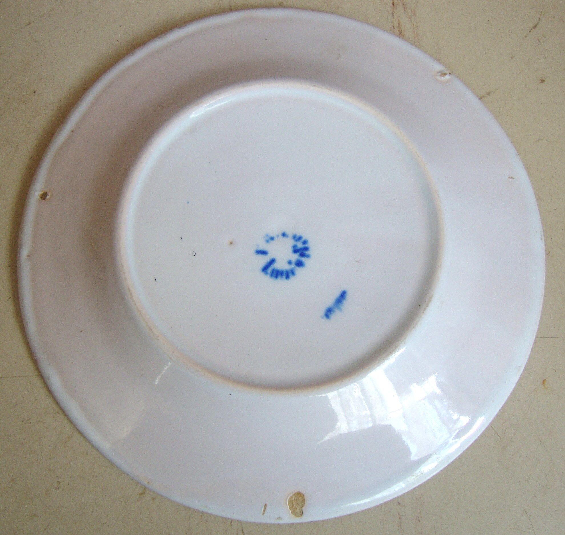 Assiette plate à décor St-Clément corbeille fleurie et oiseau