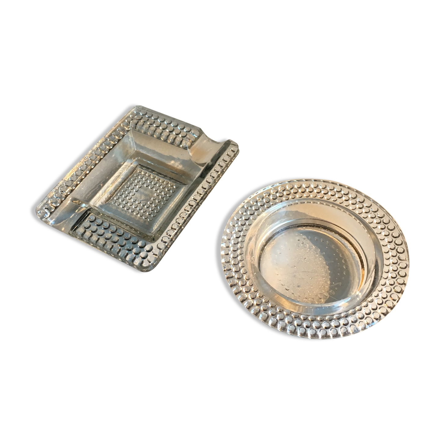 Ensemble de 2 cendriers en verre travaillé