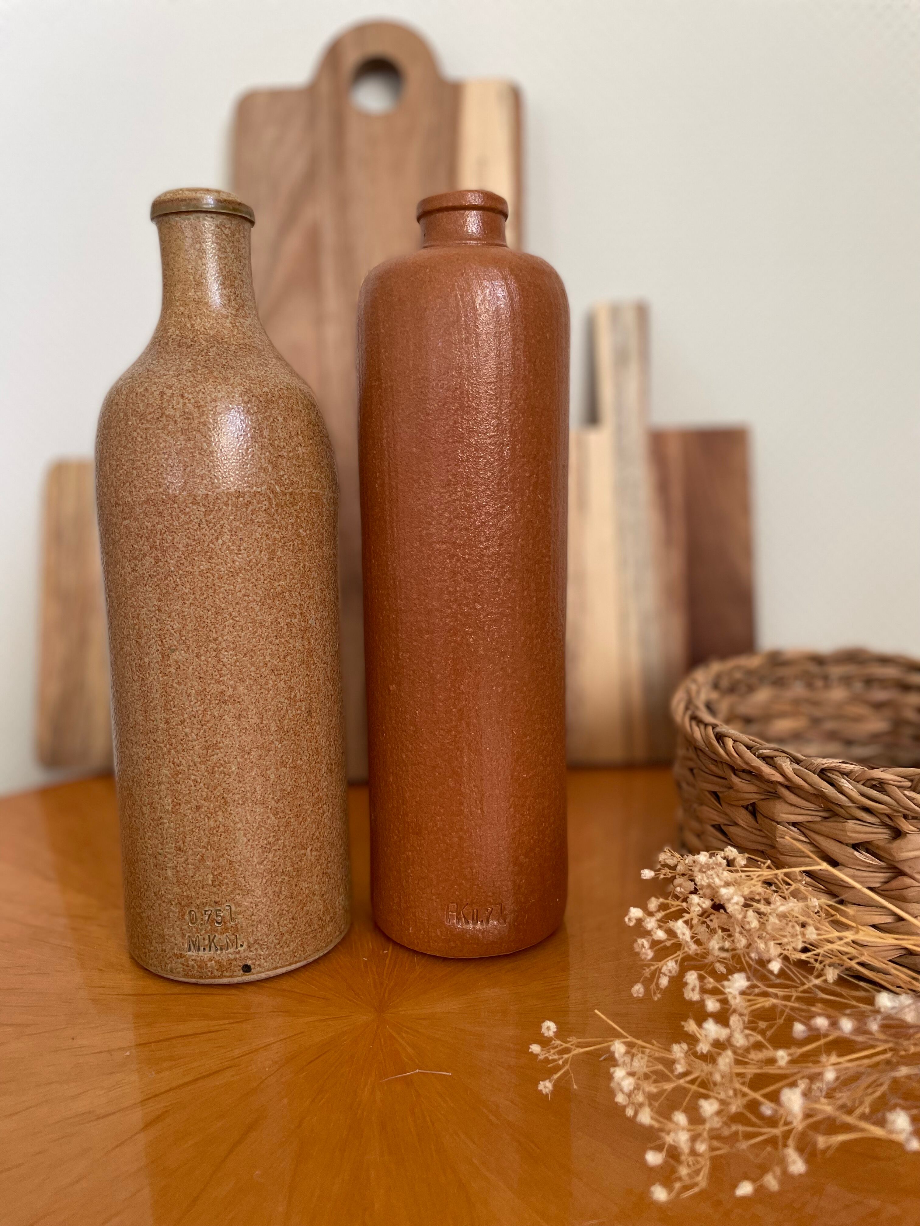 Lot de deux bouteilles en grès émaillé M.K.M vintage brun ocre