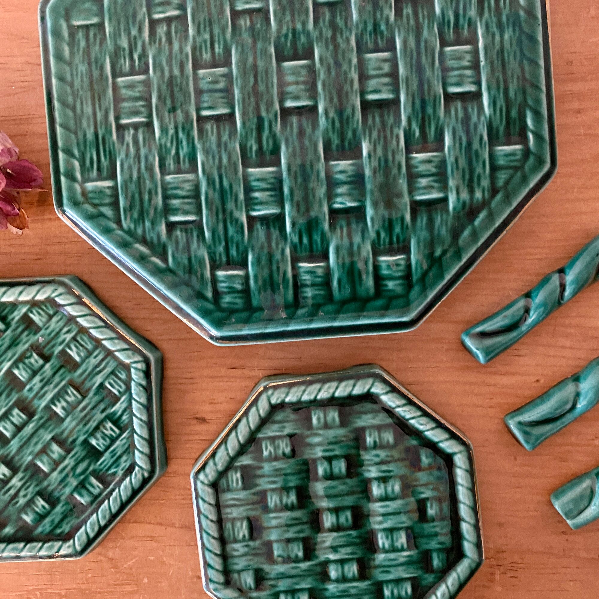 Set de un dessous de plat et deux dessous de bouteille vintage Digoin