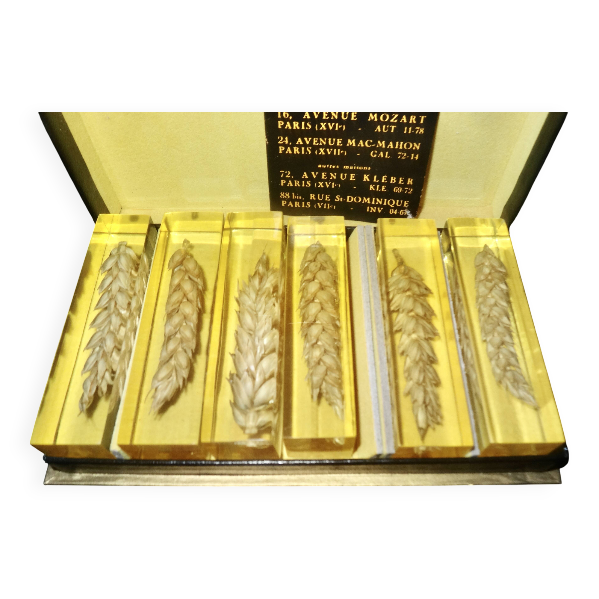 Knife holder inclusions