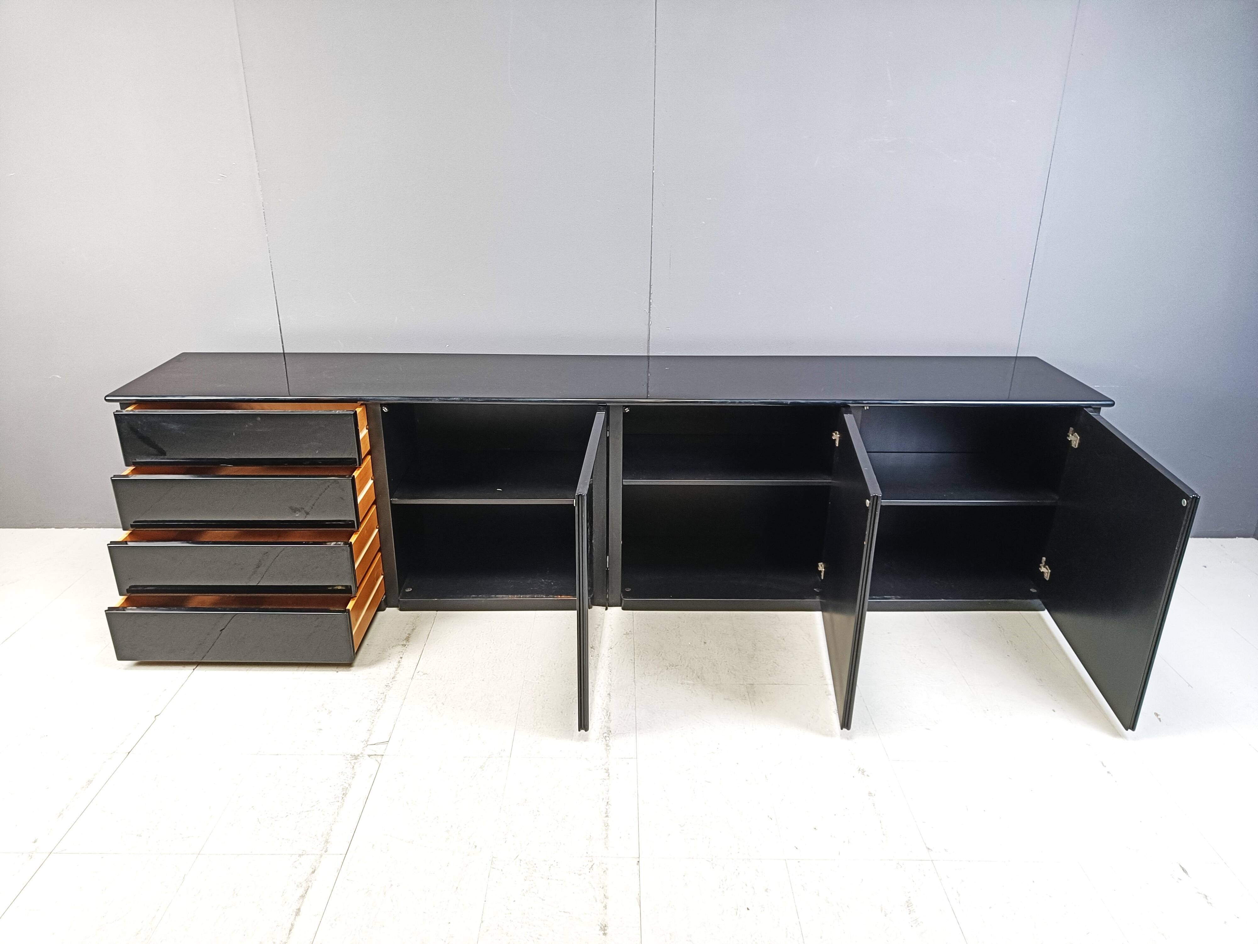 Grand buffet vintage laqué noir, années 70