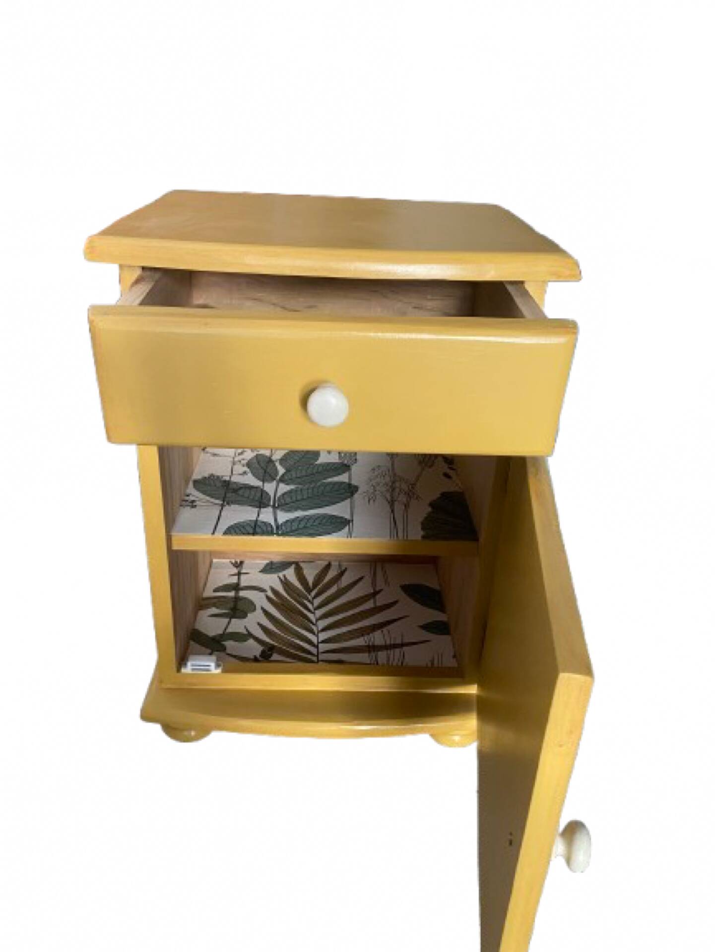 Chevet vintage relooké - jaune ocre et motif végétal