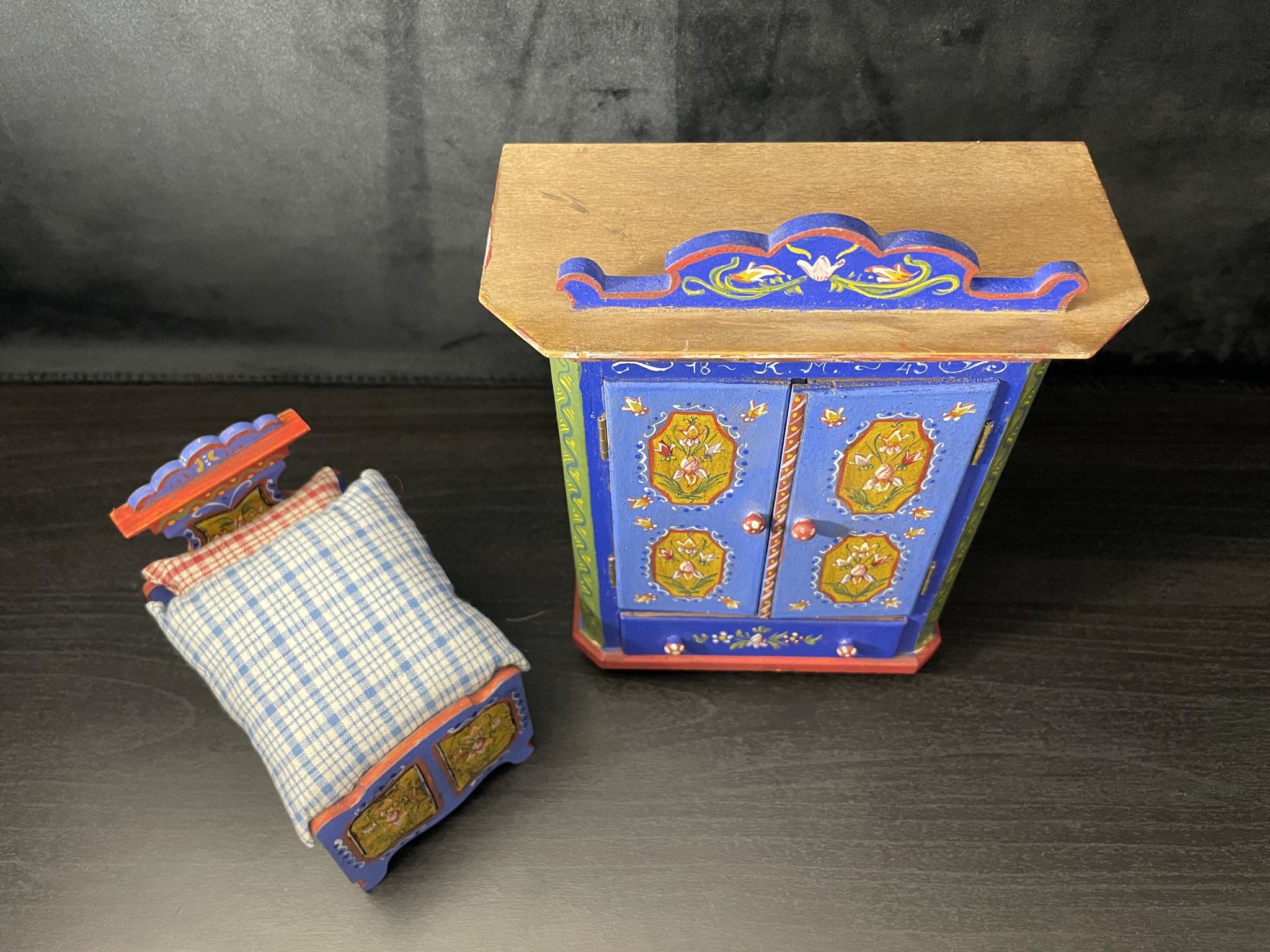 Ensemble garde-robe et lit miniatures tyroliens