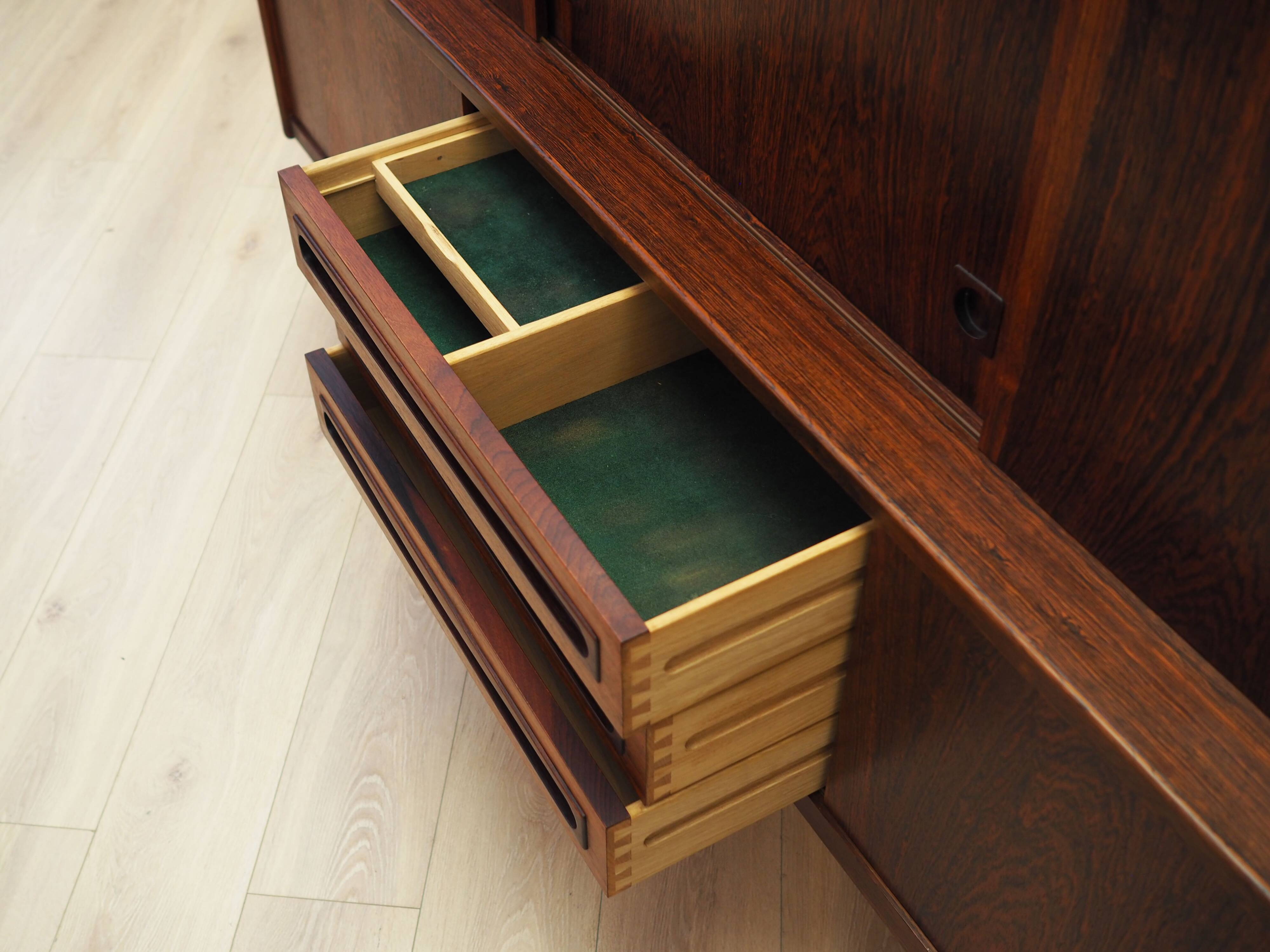 Buffet haut en palissandre, design danois, années 1960, designer : Johannes Andersen, fabrication : Skaaning Furnitu