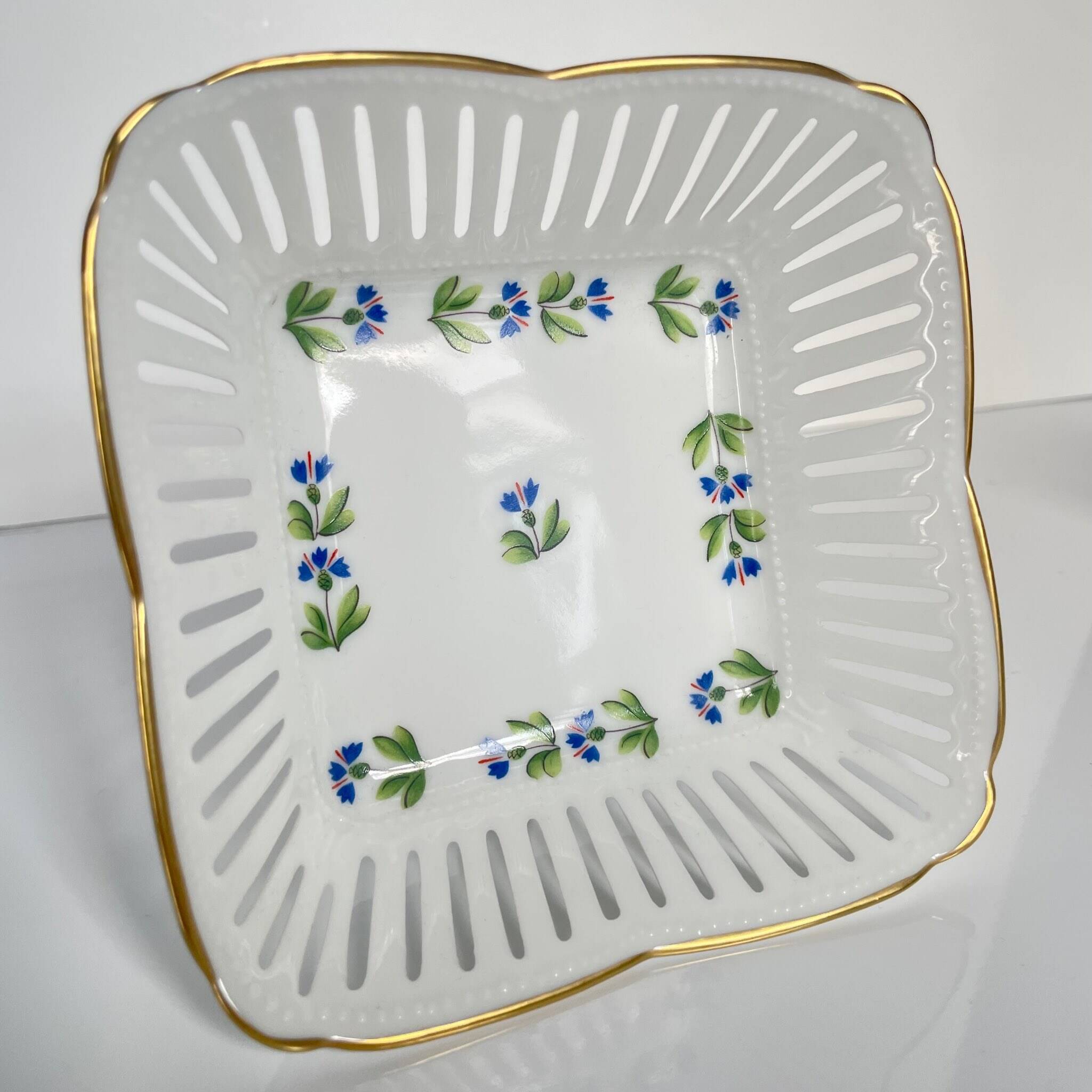 Porcelain Pocket Emptier - Manufacture du Lys Royal with Cornflower decoration