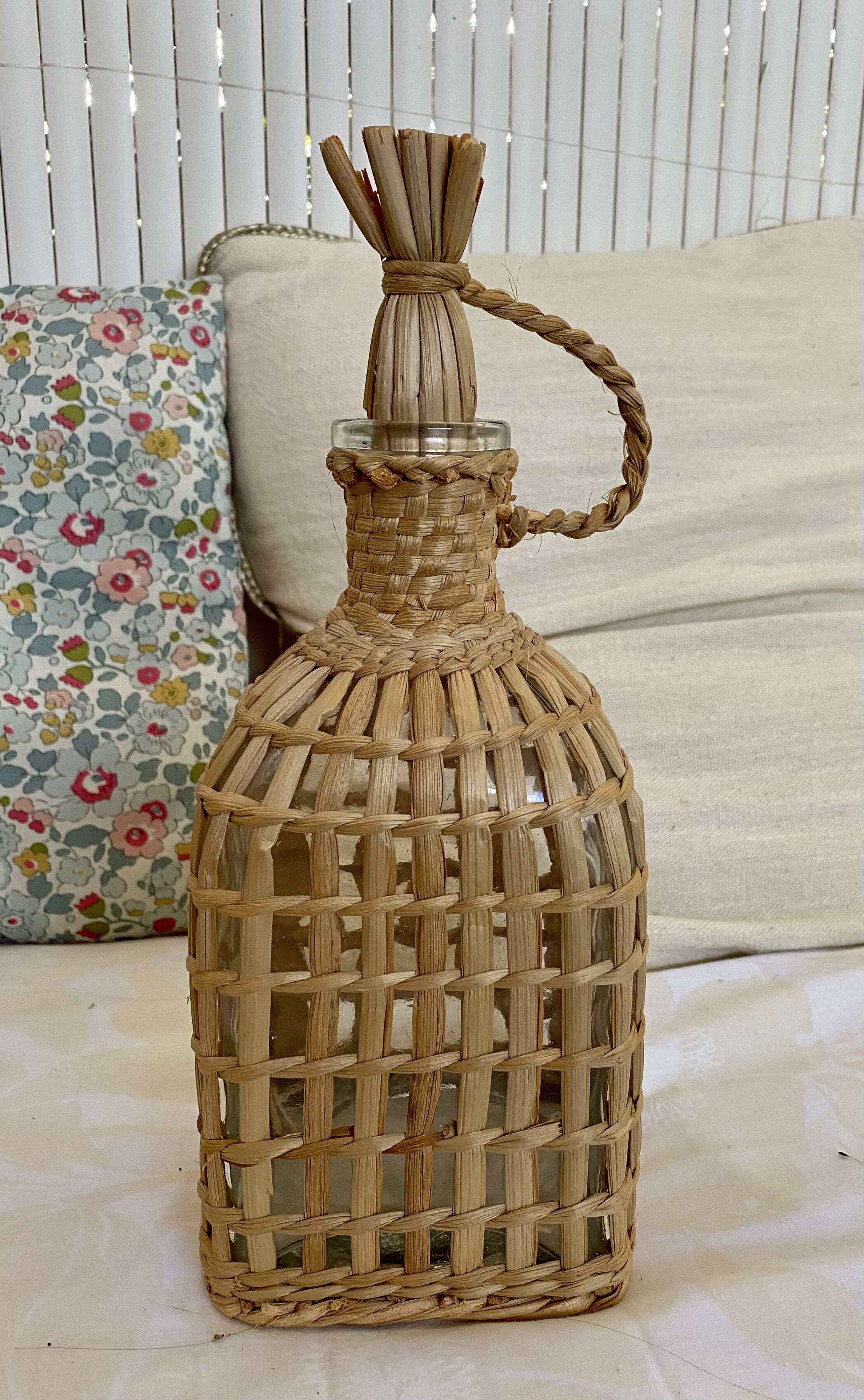 Bouteille en verre et osier