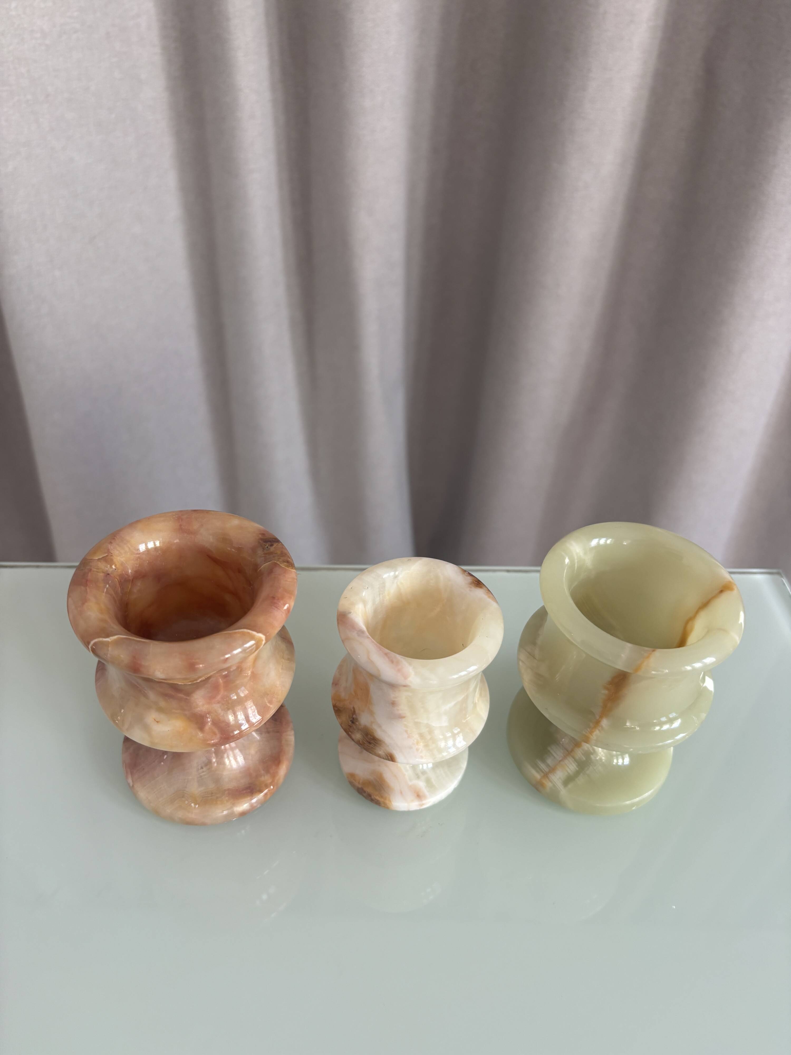 3 vases en onyx sculptées à la main