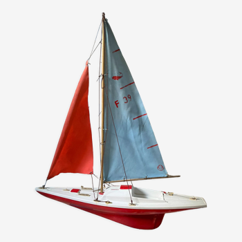 Voilier de bassin navigable de la marque française Giraud Sauveur. Série F39, Modèle "Requin 3".
