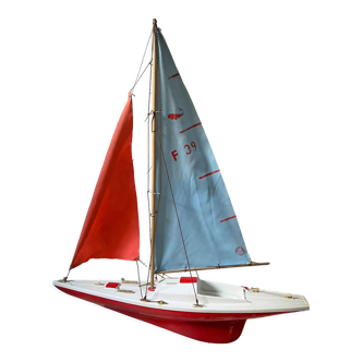 Voilier de bassin navigable de la marque française Giraud Sauveur. Série F39, Modèle "Requin 3".