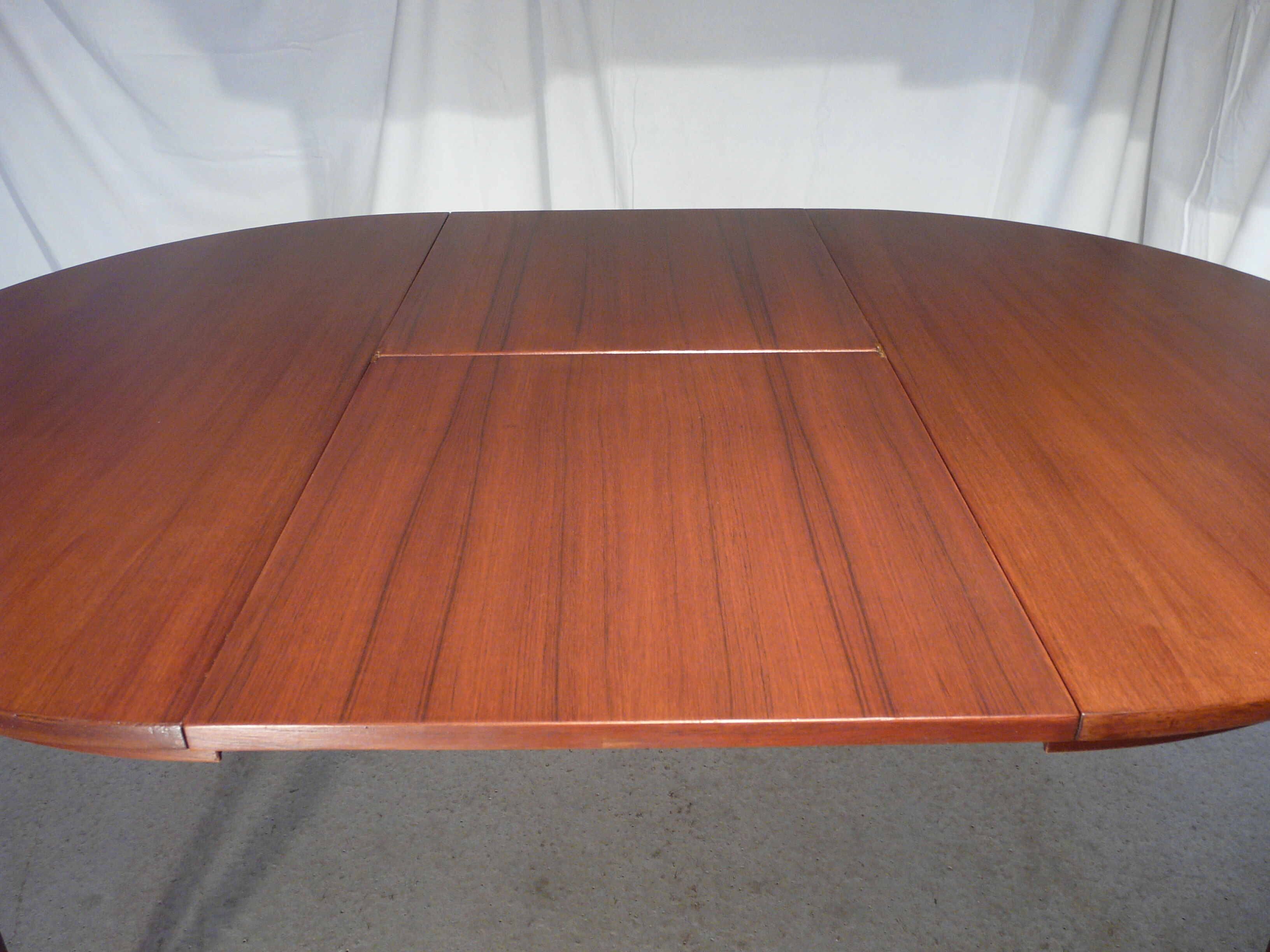 Scandinavian extendable round table Hans Olsen