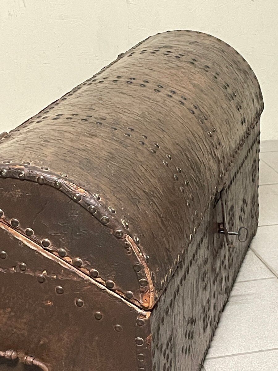 Antico baule da viaggio con borchie, XVIII-XIX secolo