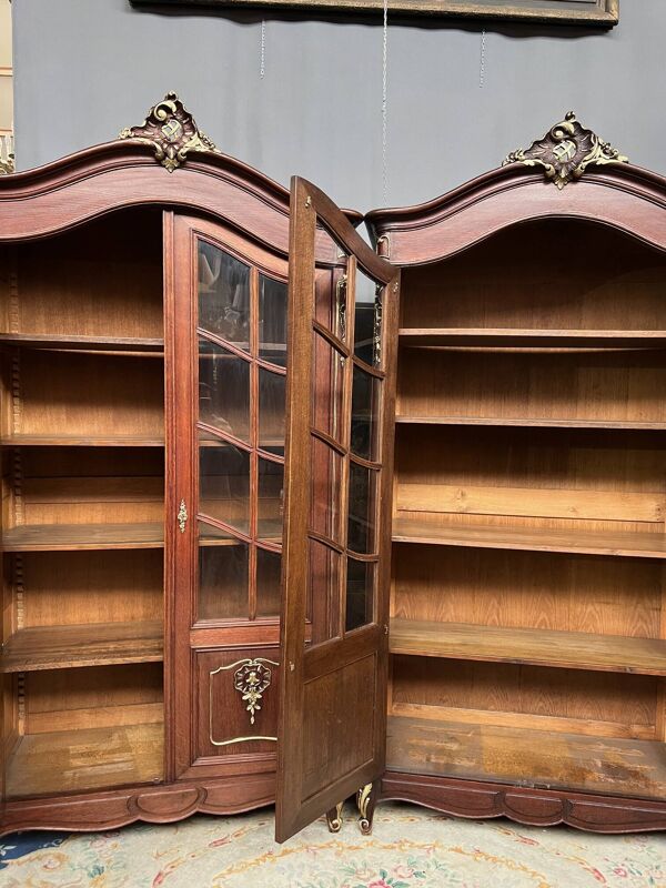 Paire de vitrines de style Louis XV. Peintes à la main en or, chêne massif sculpté.