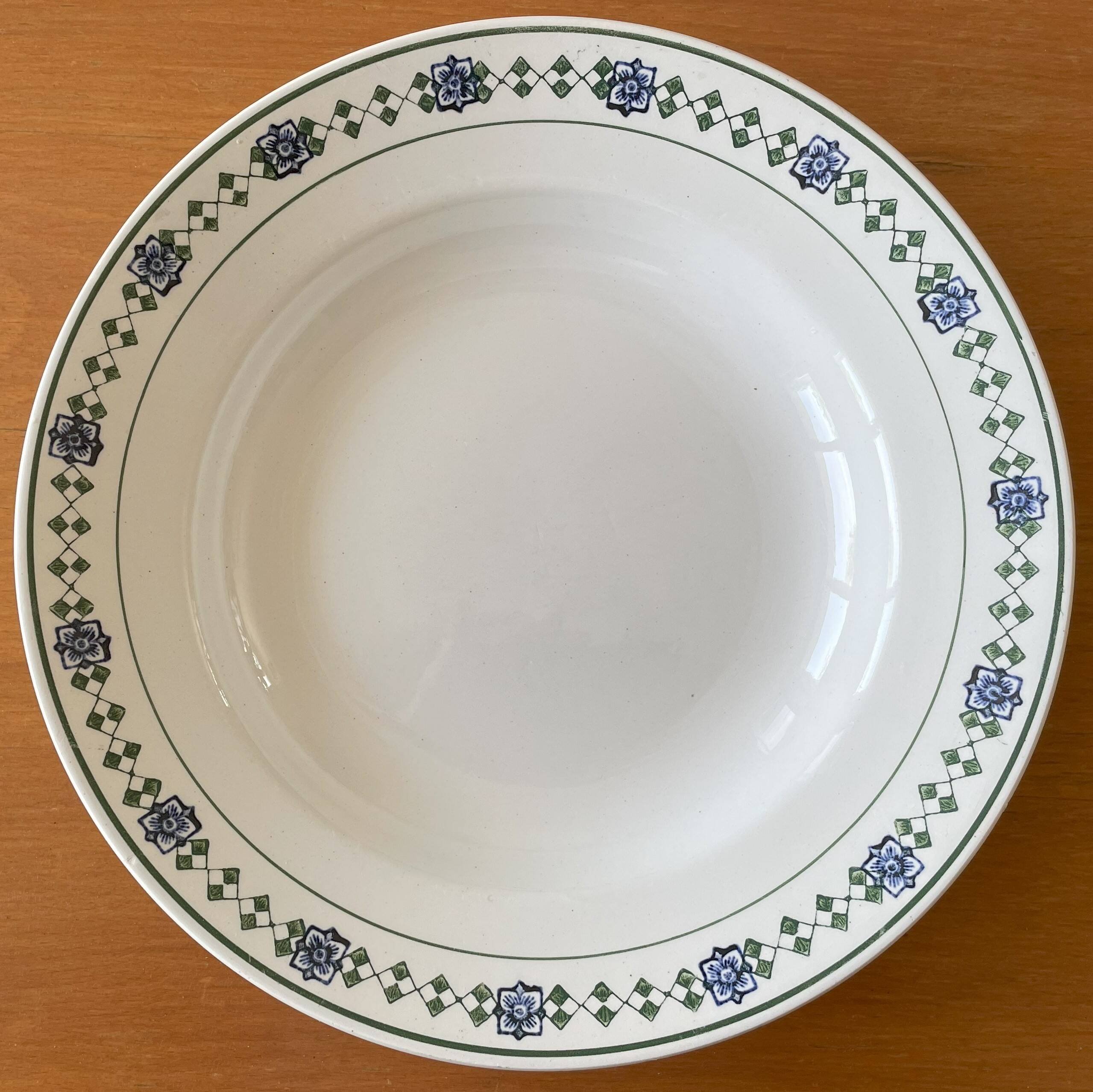 5 assiettes creuses anciennes en faïence de Saint-Amand