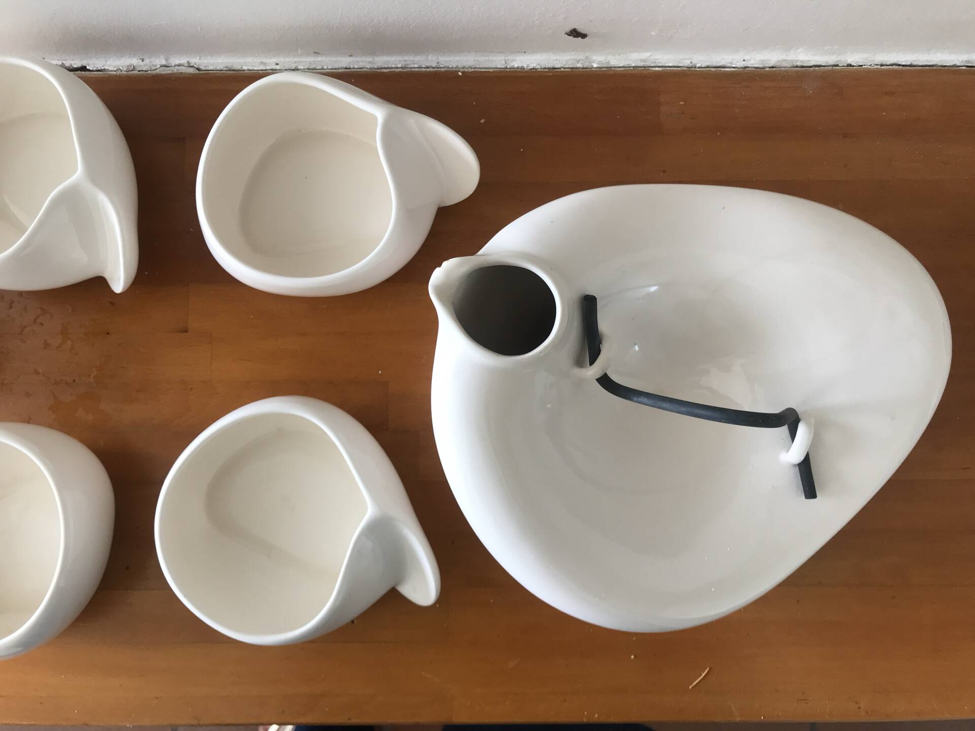Teapot and cups in contemporary ceramic